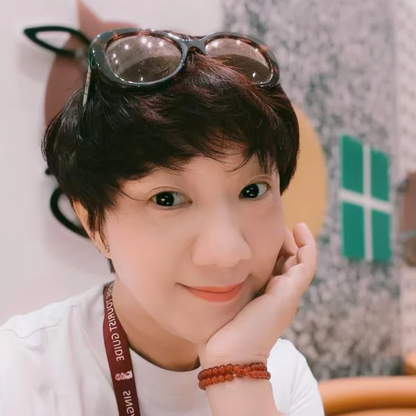 Portrait of SGLOOK guide Joanna Yang
